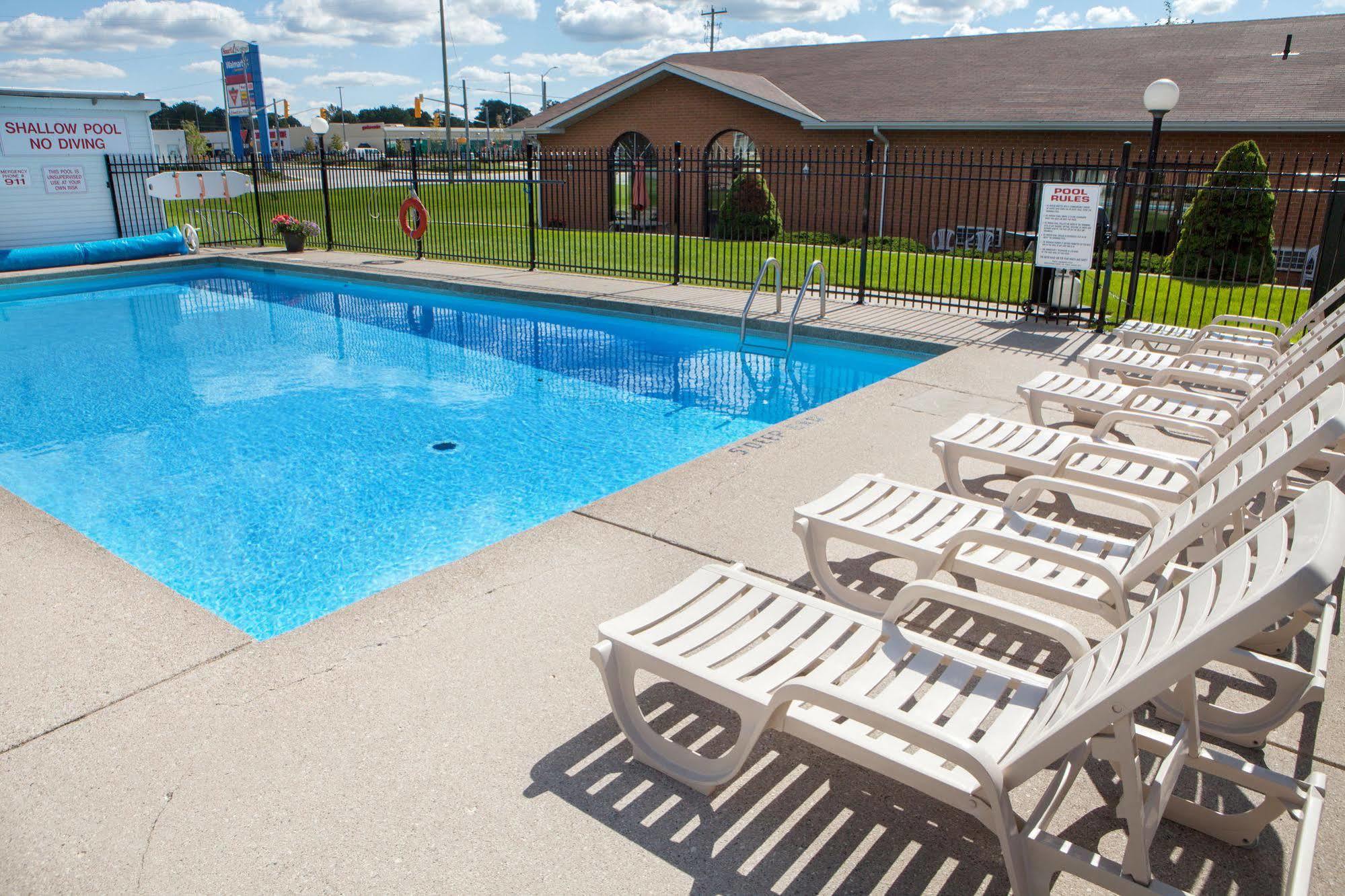 Super 8 By Wyndham Port Elgin Hotel Bagian luar foto