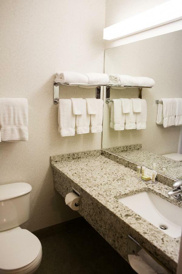 Super 8 By Wyndham Port Elgin Hotel Bagian luar foto